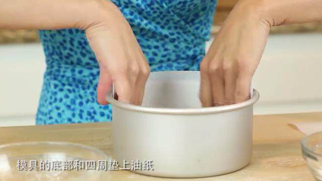 日式草莓奶油蛋糕,模具内壁抹上融化的<a style='color:red;display:inline-block;' href='/shicai/ 887'>黄油</a>,铺上油纸