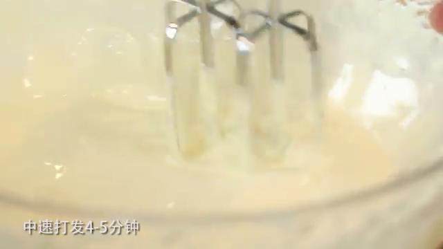 日式草莓奶油蛋糕,初步形成缎带后,中速打发4-5分钟