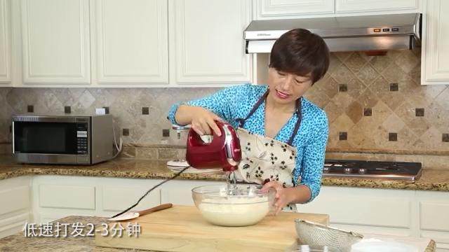 日式草莓奶油蛋糕,低速打发2-3分钟