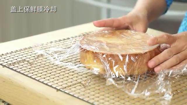 日式草莓奶油蛋糕,去油纸冷却。切开中间抹上奶油,加入新鲜草莓即可
