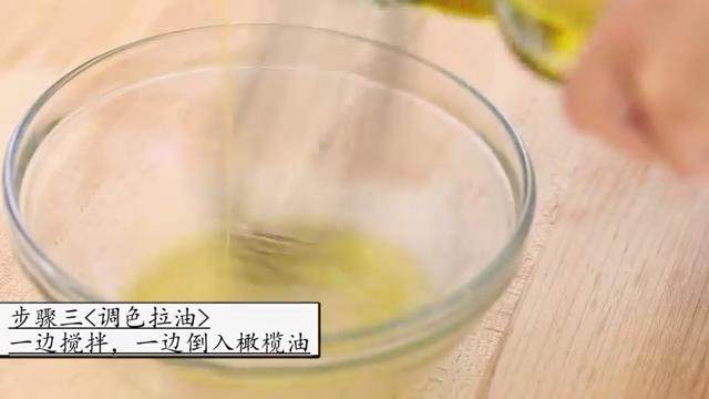 自制千岛酱版的鸡肉西瓜沙拉,<a style='color:red;display:inline-block;' href='/shicai/ 595'>柠檬</a>汁、米醋、适量盐混合搅拌，一边搅拌一边加入橄榄油