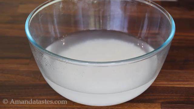 羊肉抓饭,<a style='color:red;display:inline-block;' href='/shicai/ 492'>大米</a>洗净，用清水浸泡半小时