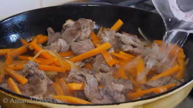 羊肉抓饭,把羊肉倒回锅里，放入料酒、热水，盖上锅盖小火炖煮15分钟