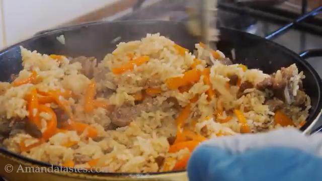 羊肉抓饭,中间翻动一次，撒入<a style='color:red;display:inline-block;' href='/shicai/ 603'>葡萄干</a>，继续炖煮5-10分钟即可关火，焖上3分钟出锅