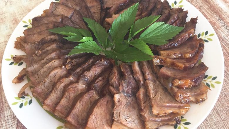 酱牛肉,牛肉洗入冷水锅中,把所有调料放入锅中,大火烧开转小火炖煮1小时左右直至肉熟为止,捞出晾凉切片即可享用了!
