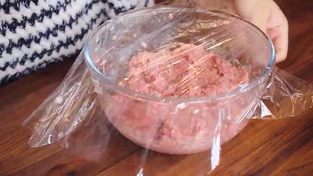 瑞典肉丸,加入高汤，继续搅拌，盖上保鲜膜冷藏
