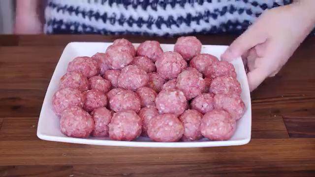瑞典肉丸,搓成均匀的肉丸子