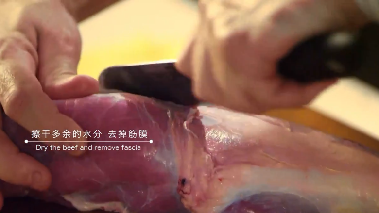 勃艮第红酒烩牛肉,牛跟腱洗净,擦干多余的水分,去掉筋膜