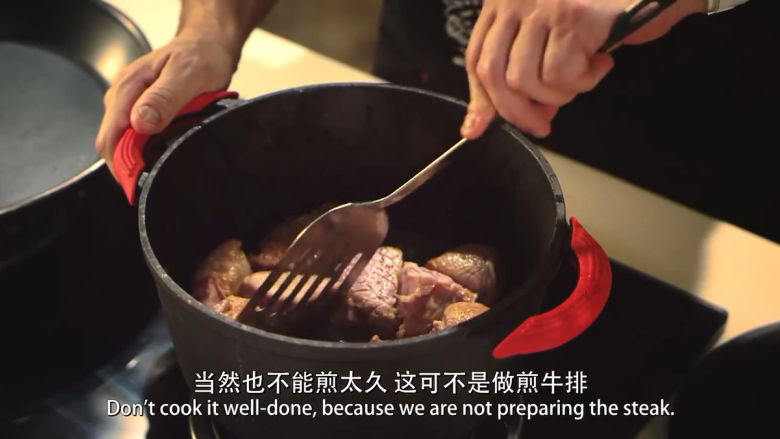 勃艮第红酒烩牛肉,把牛肉块每一个面煎至变色,可以锁住水分