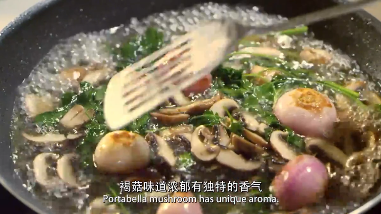 勃艮第红酒烩牛肉,煎至表面焦黄后,加意大利香菜,最后倒入水炖软