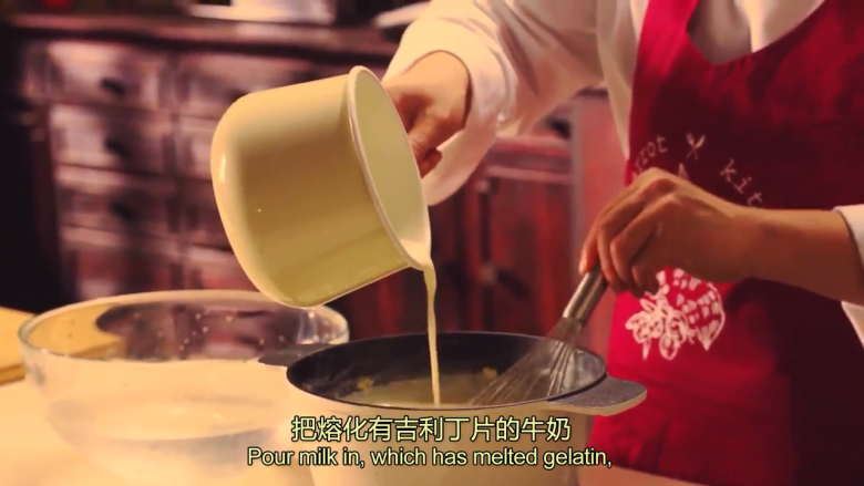橙香米蛋糕,把香草棒和柠檬皮夹出,倒入融化有吉利丁片的牛奶,拌匀