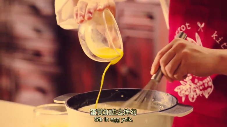 橙香米蛋糕,蛋黄加入到稍微放凉的米里,拌匀,接着加入<a style='color:red;display:inline-block;' href='/shicai/ 109174'>蔓越莓干</a>,最后加入橙皮,拌匀