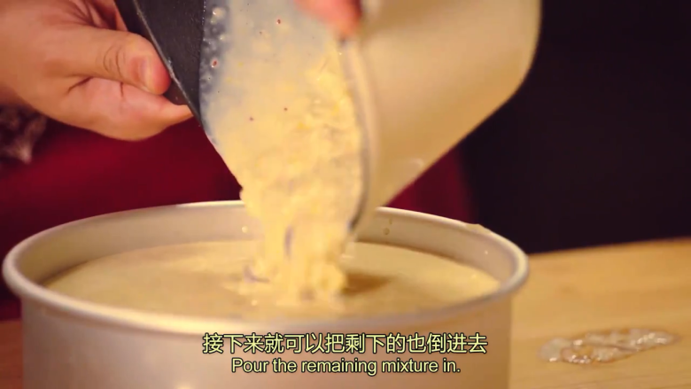 橙香米蛋糕,把煮好的米浆倒入模具,并把它均匀的涂抹在底部,最后倒入剩下的米浆,放冰箱冷藏3-4个小时