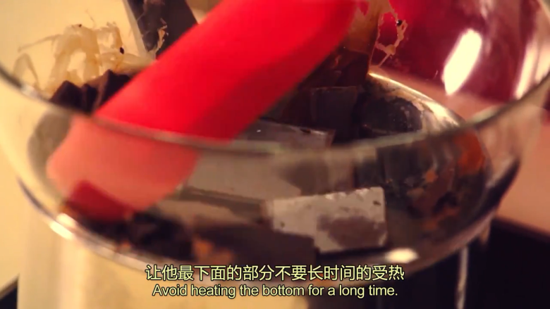 橙香米蛋糕,平底锅,倒少许水,用小火,把水烧热,接着黑巧克力放碗里,放在热水上隔热融化,融化的温度不宜超过55度