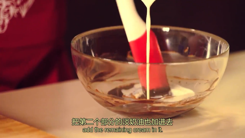 橙香米蛋糕,拌匀后,把第二部分的淡奶油加入,充分混合均匀后再加入黄油搅拌