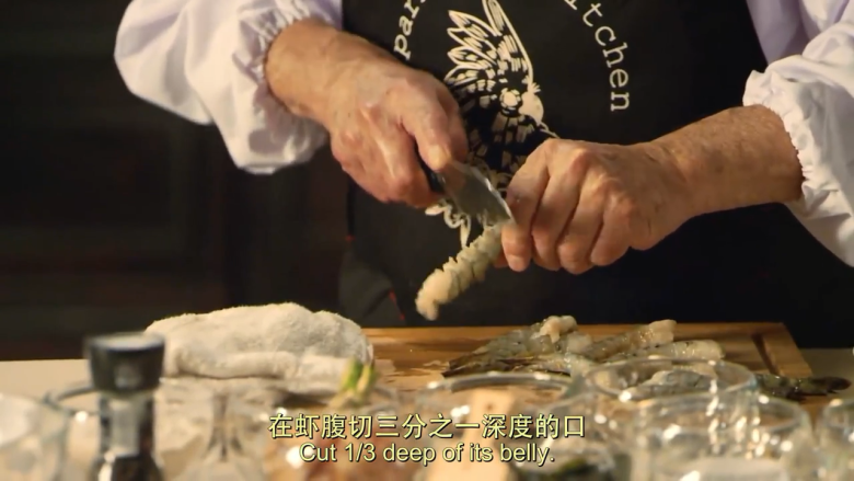 炸虾塔&炸虾饼茶泡饭,炸虾塔:<a style='color:red;display:inline-block;' href='/shicai/ 296'><a style='color:red;display:inline-block;' href='/shicai/ 296'>大虾</a></a>去头和皮,留虾尾,在虾腹切三分之一深度的口
