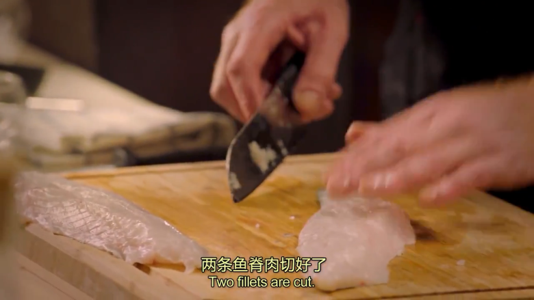 白黄油煎鲈鱼,鲈鱼切开,取鱼脊肉