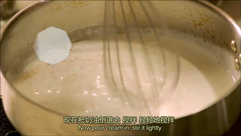 白黄油煎鲈鱼,白葡萄酒快蒸发完,倒入<a style='color:red;display:inline-block;' href='/shicai/ 8197'>淡奶油</a>,轻轻搅拌,关火