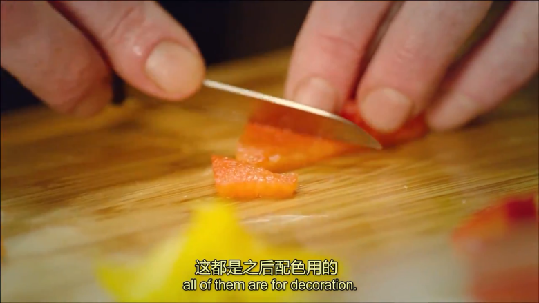 白黄油煎鲈鱼,红椒黄胶切开,小番茄切开