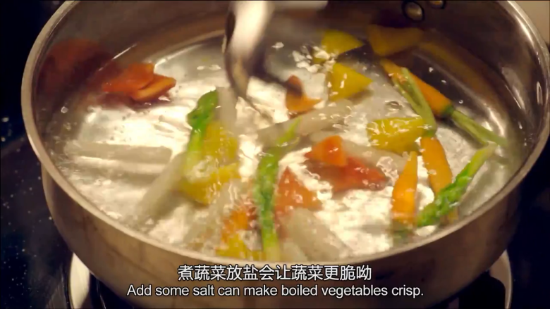 白黄油煎鲈鱼,锅倒水,放盐,放入刚才部分切好的蔬菜,豌豆最后放,捞出备用