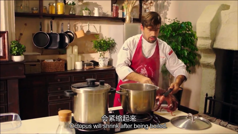 章鱼料理,章鱼取出,盖在碗上,保持形状