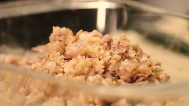 章鱼料理,猪脚取出去骨,切小块后再剁成更小块