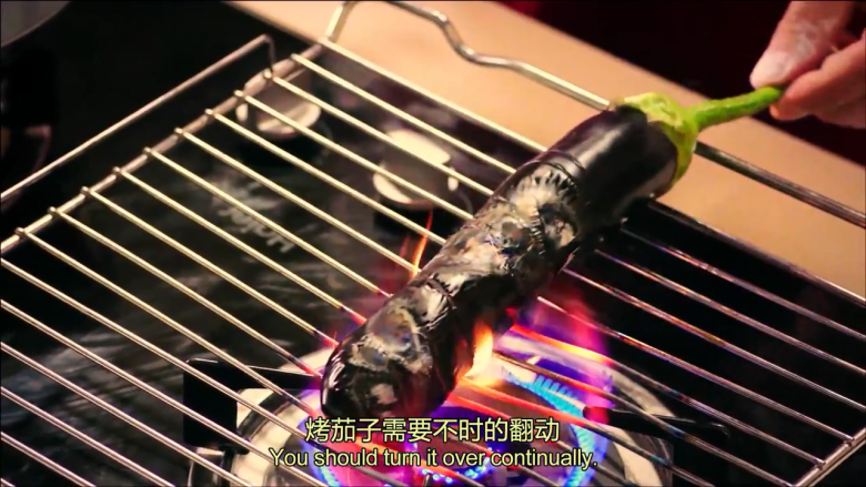 章鱼料理,烤<a style='color:red;display:inline-block;' href='/shicai/ 58'>茄子</a>,烤至碳化,盖上保鲜膜以保持水分