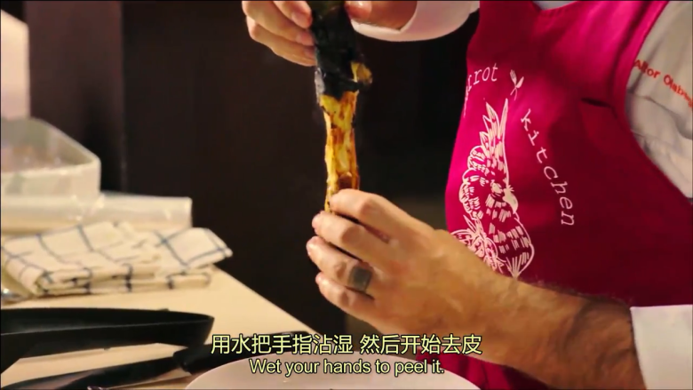 章鱼料理,手指沾湿,去除茄子皮,再切成块