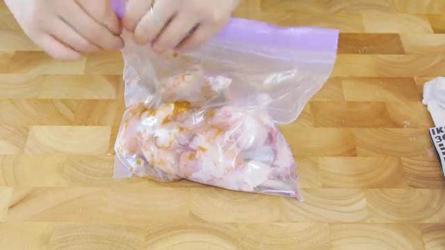 咸酥鸡翅根,鸡翅根和调料放入保鲜袋里,抓匀腌制半小时以上