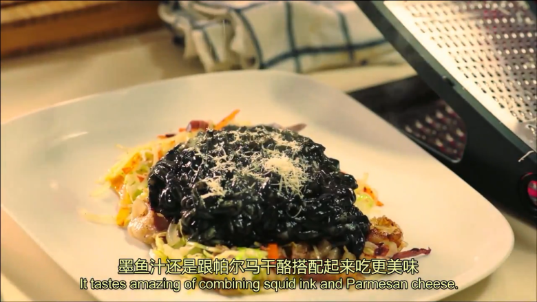 墨鱼汁炒乌冬面,乌冬面盛出摆在蔬菜上面，再撒帕尔马干酪和<a style='color:red;display:inline-block;' href='/shicai/ 595'>柠檬</a>皮屑即可