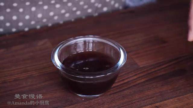 照烧三文鱼,倒入<a style='color:red;display:inline-block;' href='/shicai/ 904'>清酒</a>、味淋、日式酱油搅拌