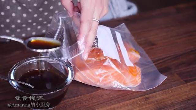 照烧三文鱼,把<a style='color:red;display:inline-block;' href='/shicai/ 363'>三文鱼</a>放入保鲜袋，把酱汁倒入，腌制冷藏半小时