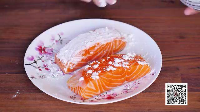 照烧三文鱼,用厨房纸吸干三文鱼多余的酱汁，抹上淀粉