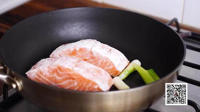 照烧三文鱼,热锅倒油，中火，放入三文鱼、<a style='color:red;display:inline-block;' href='/shicai/ 163'>葱白</a>煎