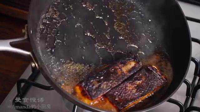 照烧三文鱼,煎至鱼皮焦黄就翻面，每面煎3分钟，倒入酱汁直至浓稠即可装盘