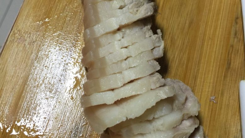 蒜泥白肉,五花肉捞出过凉水,晾凉,切薄片。