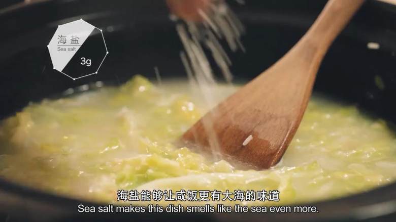 自制营养发电站—沙丁鱼咸饭,加入香米,炒至半透明的状态加<a style='color:red;display:inline-block;' href='/shicai/ 156925'>水</a>,加少许盐