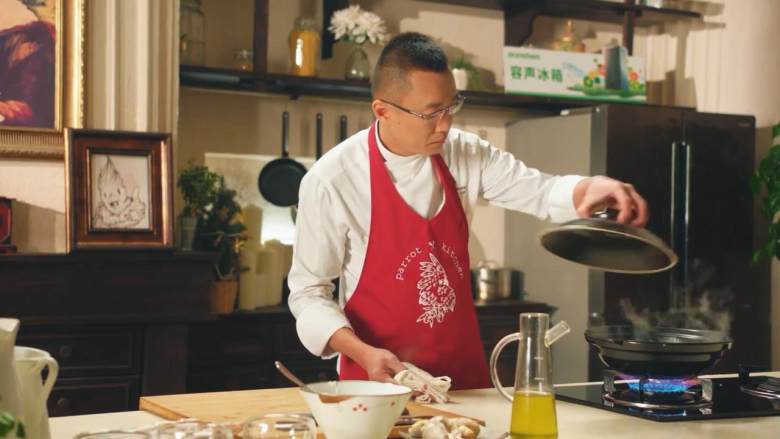 自制营养发电站—沙丁鱼咸饭,搅拌砂锅中的食材,烧开之后加盖,改小火煮30分钟