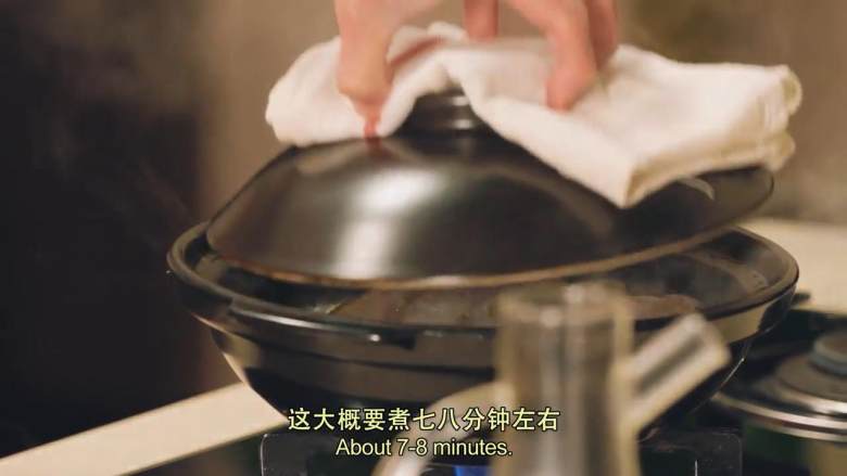 自制营养发电站—沙丁鱼咸饭,沙丁鱼放在饭上,用余温把鱼煮熟,煮7-8分钟