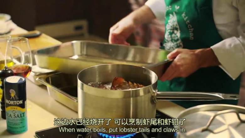 法式传统龙虾汤,另一个锅加100ml水、5g盐,放入虾尾和虾钳,煮8分钟