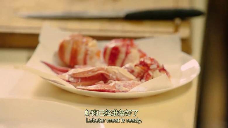 法式传统龙虾汤,侧边把壳捏碎,钳子敲开,切块软骨处,取出虾肉。