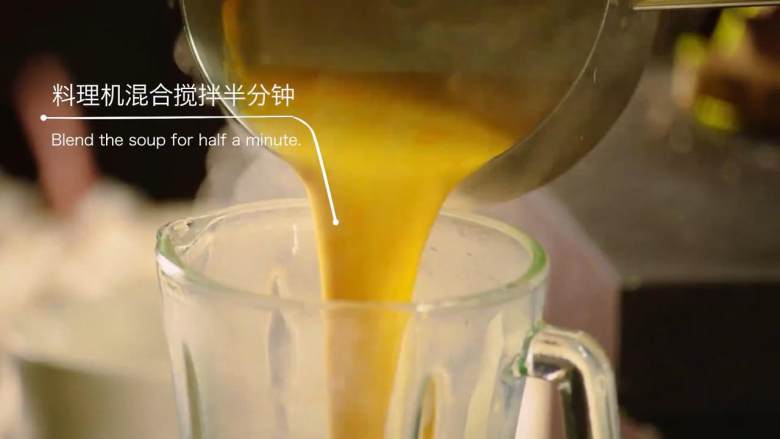 法式传统龙虾汤,龙虾汤过滤之后再煮一下,加入80ml鲜<a style='color:red;display:inline-block;' href='/shicai/ 886'>奶油</a>混合搅拌半分钟后倒回锅中