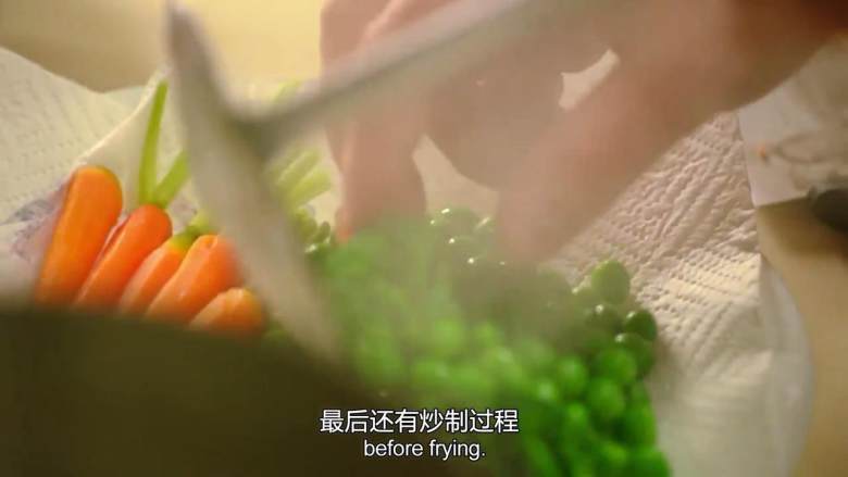 法式传统龙虾汤,蔬菜捞出。萝卜切半,放入锅中
