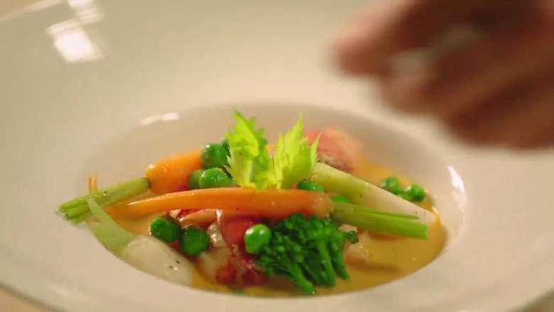 法式传统龙虾汤,虾肉、蔬菜等装盘,浇上汤汁,点缀香芹叶