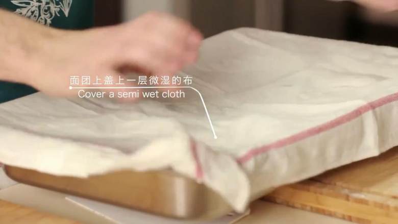 最浪漫的情人节特餐 米兰之吻,白黑面团各搓成小球,放入撒面粉的托盘,盖微湿的布发酵5-6小时