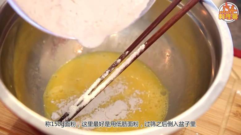 蛋烘糕【下午茶】,150<a style='color:red;display:inline-block;' href='/shicai/ 548'>低筋面粉</a>过筛倒入<a style='color:red;display:inline-block;' href='/shicai/ 9'>鸡蛋</a>中，再加入2克<a style='color:red;display:inline-block;' href='/shicai/ 731'>酵母</a>，3克<a style='color:red;display:inline-block;' href='/shicai/ 702'>泡打粉</a>，40克<a style='color:red;display:inline-block;' href='/shicai/ 882'>红糖</a>用热水化开放凉后加入面糊，再加两勺白糖