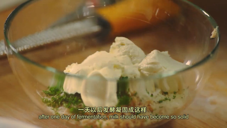 那不勒斯松枝饺子,煎好后,鸡肉切碎,再加一些帕玛森干酪、欧芹、胡椒,加入提前做好的奶酪,搅拌均匀