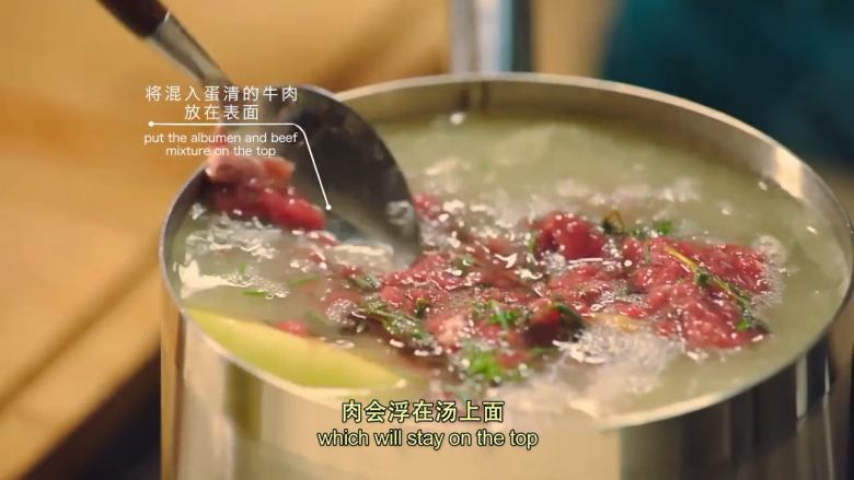 那不勒斯松枝饺子,放入汤汁中,小火煮一个小时,再关火,煮半小时