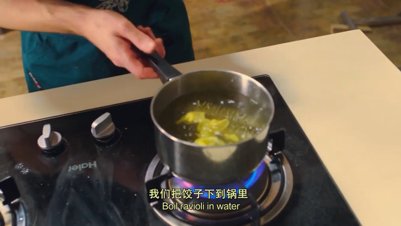 那不勒斯松枝饺子,另起一锅,烧开水,加盐加松枝,煮饺子