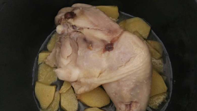 盐焗鸡腿(电饭煲版),好了之后,换面。
肉面朝下在按煮饭键。